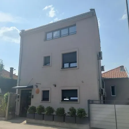 Nana / Sobe&apartmani 3*